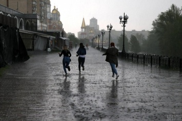 Непогода в Киеве: на дорогах - пробки, часть улиц затоплены и завалены деревьями (фото, видео, карта)