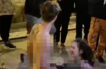 Их нравы: в центре Москвы пара занялась уличным сексом перед камерами (фото 18+)