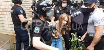 Беспредел-шоу. Как сторонники Стерненко нападали на журналистов, били полицию и почему их всех отпустили