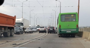 Масштабное ДТП на мосту в Днепре: движение парализовано