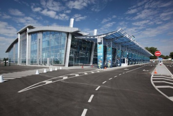 Аэропорт "Киев" возобновил международные рейсы: куда можно полететь