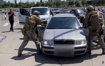 На парковке ТРЦ в Кривом Роге задержали вымогателей, терроризировавших горожанина