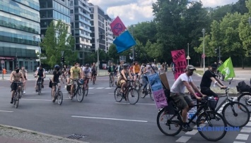 В Берлине митинговали фермеры, автобусные компании и экозащитники