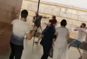 В киевском метро подрались журналисты "Партии Шария" и активисты полка "Азов"