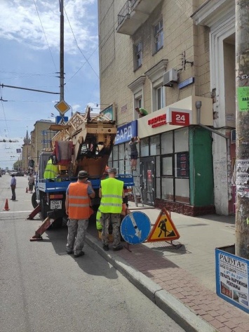 В Запорожье на центральном проспекте демонтировали огромные вывески и рекламные конструкции, - ФОТО