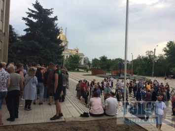 Жители Болграда взяли райсовет штурмом: требуют не закрывать снова район на карантин