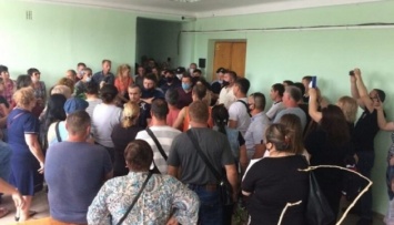 В Болграде протестующие ворвались в РГА - требуют не усиливать карантин
