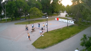 В Бердянске на городской площади парни установили мангал и жарили шашлык (ВИДЕО)