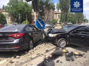 Серьезное ДТП на перекрестке в Запорожье