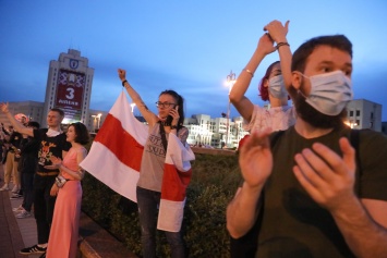 В "цепочке солидарности" в Минске приняли участие тысячи людей