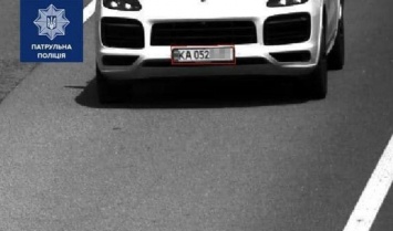 «Летел» со скоростью 211 км/ч: полиция показала нарушителя на Porsche Cayenne