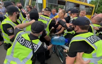 В Киеве стычки с полицией из-за строительства моста на Троещину. Что известно