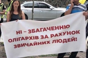 Сотни аграриев протестовали под Кабмином против повышения цен на продукты из-за пошлины на топливо