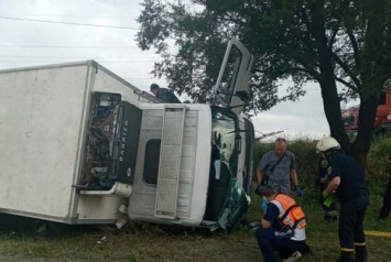 Смертельное ДТП: на оживленной магистрали Днепра перевернулся грузовик