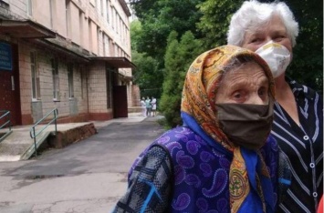 В Ровно от коронавируса вылечились 92-летняя бабушка и ее дочь