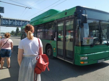 "За**ли все!" В Днепре маршрутчик чуть не раздавил дверью пассажира