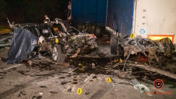 На трассе Днепр-Запорожье Nissan влетел в фуру: погибли двое взрослых и ребенок