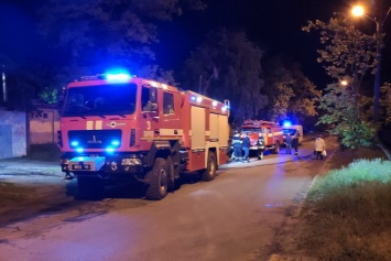 Харьковские спасатели эвакуировали людей во время пожара в жилой многоэтажке: двое человек в больнице