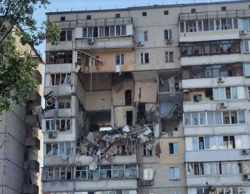 Взрыв многоэтажки в Киеве: спасатели достали из-под завалов человека