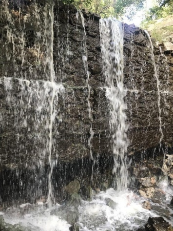 Недалеко от Запорожья можно посмотреть на красивый водопад - фото