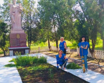 Активисты ОПЗЖ Днепропетровской области навели порядок возле памятников героям войны (ФОТО)