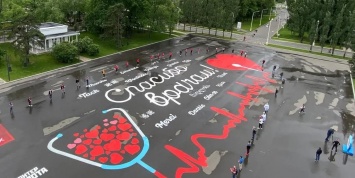 "Спасибо врачам": активисты "Волонтерской Роты" создали масштабное граффити с поздравлением медиков