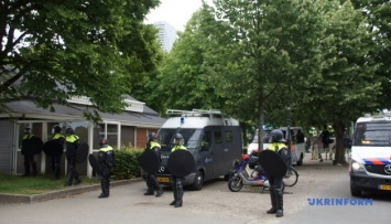В Гааге полиция применила водяные пушки на "антикарантинной" акции