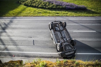 В Эстонии непристегнутый украинец разогнался до 230 км/час при норме в 50, врезался в мост и погиб. Фото