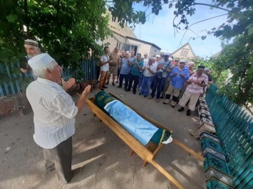 В Запорожской области по мусульманским обычаям похоронили ветерана АТО, который умер в Польше - ФОТО