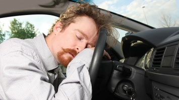 Как понять, что засыпаешь за рулем: 5 сигналов