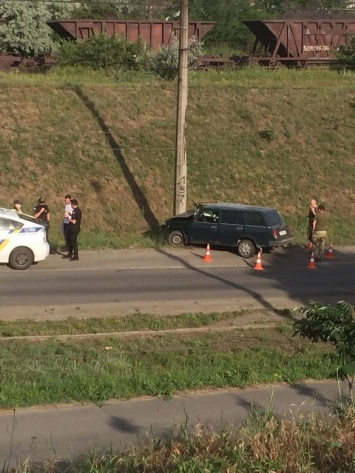 В Мариуполе военнослужащие на ВАЗ влетели в столб, - ФОТО