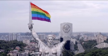 В РФ возмутились флагом ЛГБТ на "Родине-матери" в Киеве