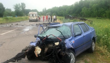 На Луганщине полицейский за рулем Volkswagen столкнулся с автобусом, 9 пострадавших