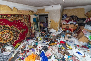 В Кривом Роге пенсионерка завалила свою квартиру мусором: в доме развелись крысы