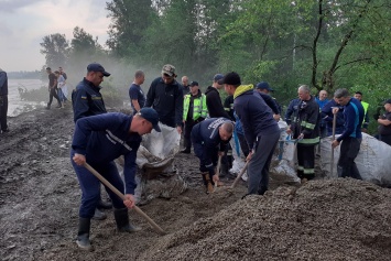 В Черновицкой области прорвало две дамбы, десятки людей бросились укреплять берег подручными средствами. Фото