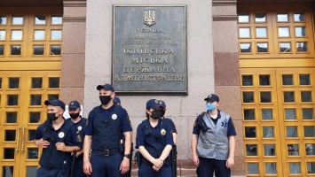 Под мэрией Киева бастуют врачи, которые лишились зарплат из-за медреформы