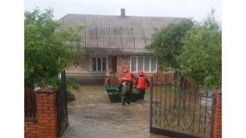 В Украине непогода обесточила 209 населенных пунктов, привела к оползням и подтоплению дорог и домов в 8 областях, - ГСЧС