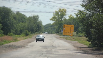 Возле Никополя установили новые дорожные знаки для большегрузов