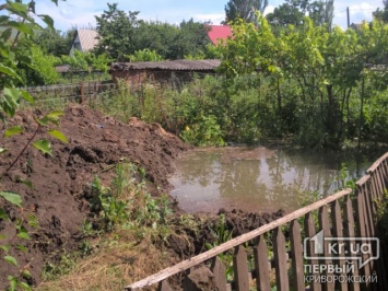 В огороде криворожанки 15 лет подряд прорывает труба, которая несколько лет принадлежит водоканалу