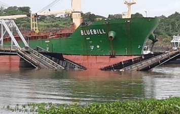 В Панаме танкер протаранил железнодорожный мост (видео)