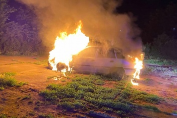 Ночью в Кривом Роге загорелась иномарка, припаркованная возле детской площадки