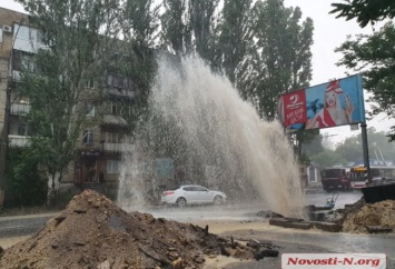 Фонтан выше 10 метров - в Николаеве прорвало водопроводную магистраль (ФОТО)