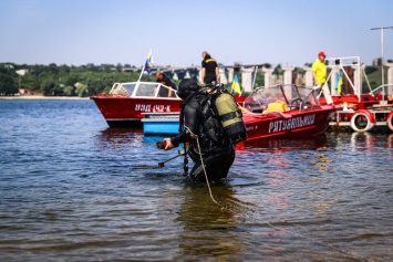 Помощь утопающему и обезвреживание боеприпаса: на пляже в Запорожье прошли учения спасателей и водолазов, - ФОТОРЕПОРТАЖ