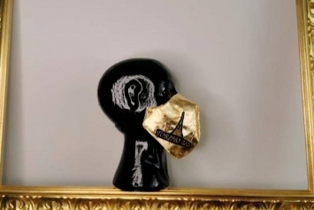В Италии "сапожник шейхов" изготовил защитную маску из золота (фото)