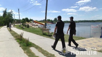 Карантин в Харькове: полицейские провели рейды в местах отдыха и торговли, - ВИДЕО
