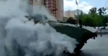 В России прямо во время парада победобесия сгорел новейший БТР (ВИДЕО)