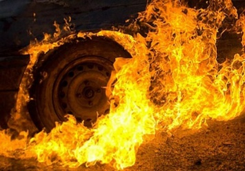 В Кегичевке во время работы в поле сгорел комбайн (фото)