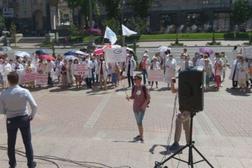 В центре Киева медики вышли на протест. Под угрозой роженицы и дети