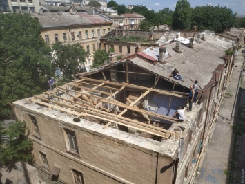 Над рухнувшим флигелем на Польском спуске восстанавливают крышу