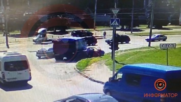 Появилось видео момента ДТП с Таврией и грузовиком в Днепре: водитель легковушки выпрыгнул на ходу